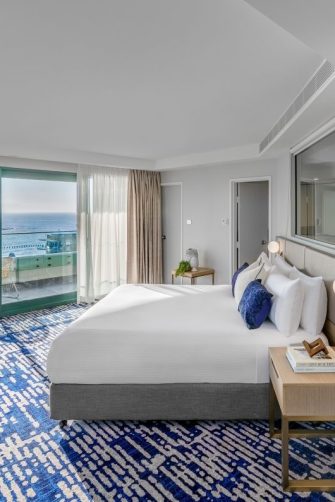 reef-suite bedroom crowne plaza sydney